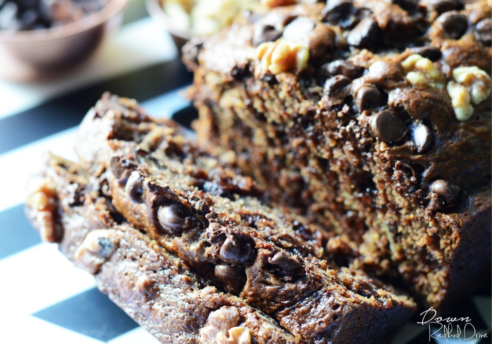 chocolate-chip-banana-bread-3 chocolate chip banana bread up close sliced