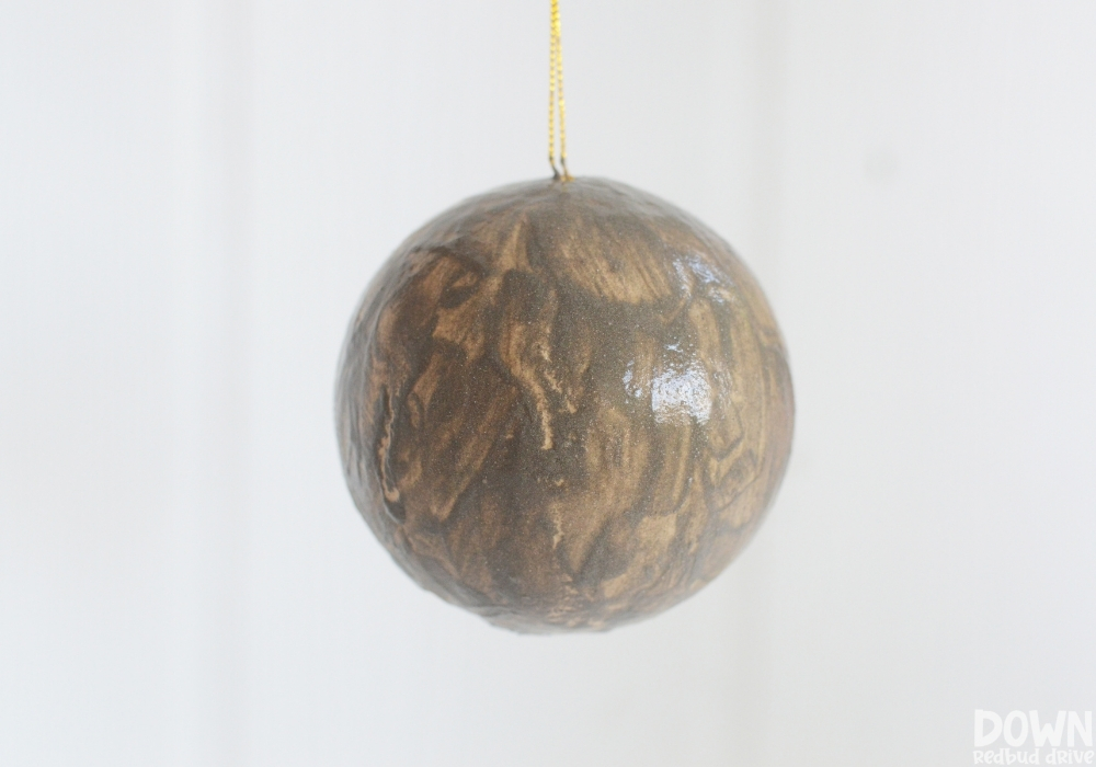 diy-concrete-christmas-ornaments-3 A layer of concrete painted on to a Christmas ornament.