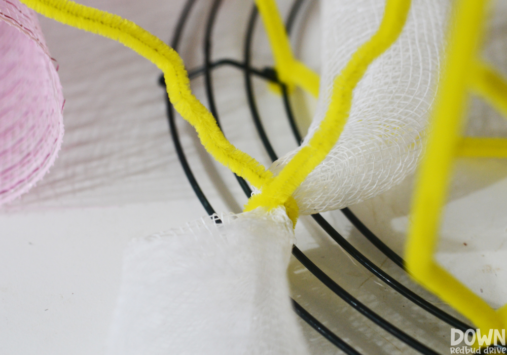 diy-easter-deco-mesh-wreath-wide-4