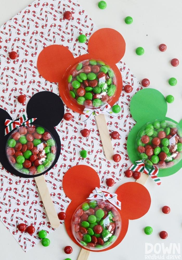 mickey-and-minnie-christmas-pops-tall A tall close up of the finished Mickey and Minnie Christmas Pops.