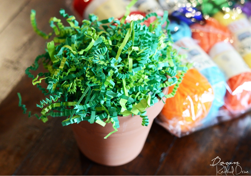 yarn-bouquet-3 flower pot filled with green shredded paper